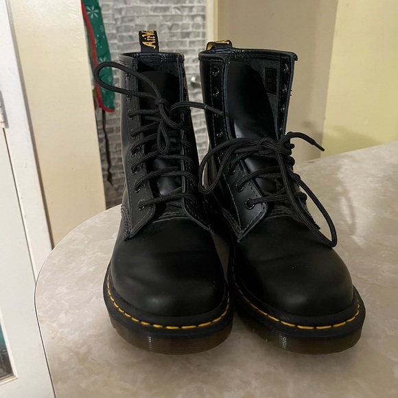 DRMARTENS 1460 WOMEN'S SMOOTH LEATHER LACE UP BOOTS - Picture 2 of 16
